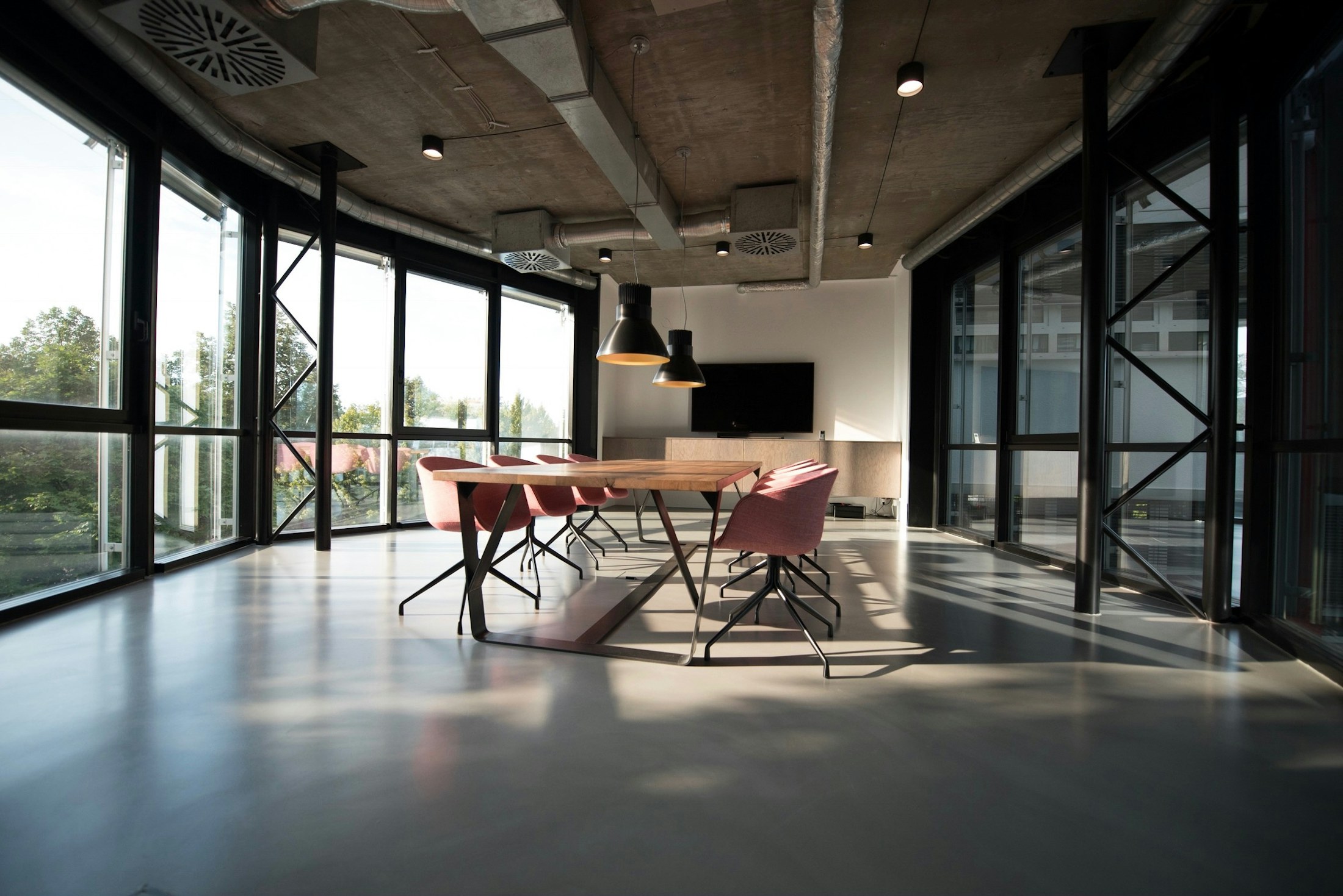 Un espace de travail calme, en lumière naturelle